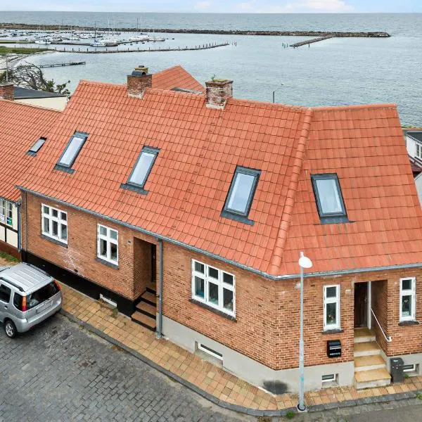 Spacious House With Sea Views From All Rooms，位于伦讷的酒店