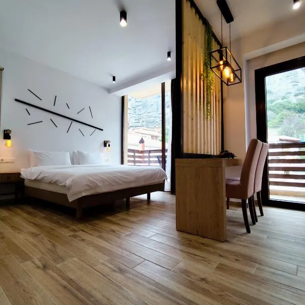 Meteora Gold and Glass Suites，位于卡兰巴卡的酒店