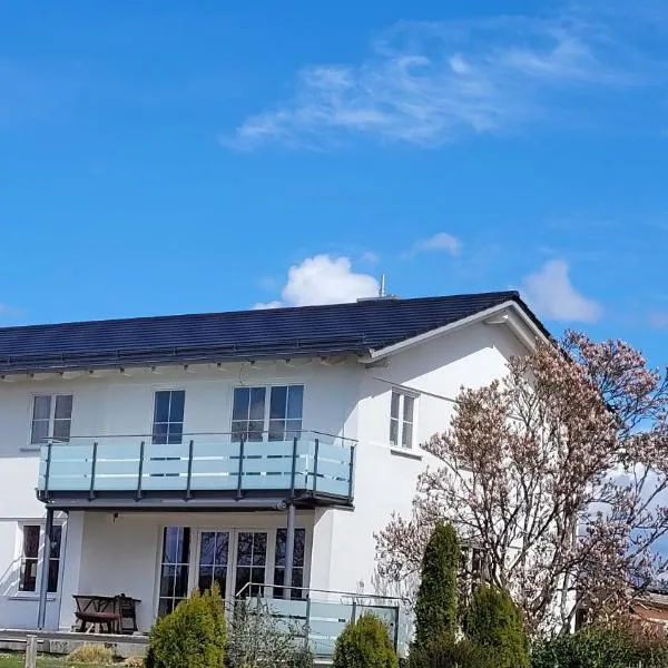 Super Ferienwohnung mit zwei Schlafzimmern und Fitnessraum süd-östlich von München，位于Pfaffing的酒店