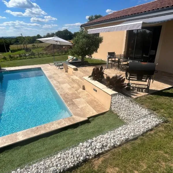 Maison Climatisée avec piscine，位于Carlux的酒店