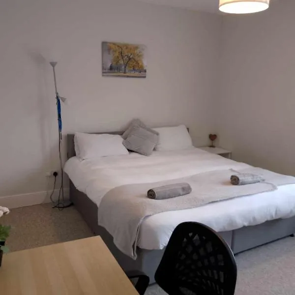 Double or twin room in town centre，位于东格林斯特德的酒店