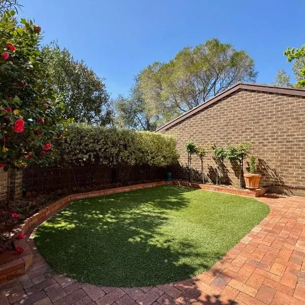 Spacious garden apartment，位于堪培拉的酒店