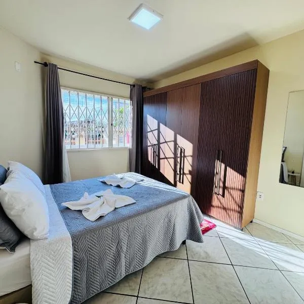 Residencial Cristina's-Apartamentos de 2-3 Quartos equipados com WiFi Garagem-Excelente Localização，位于拉热斯的酒店
