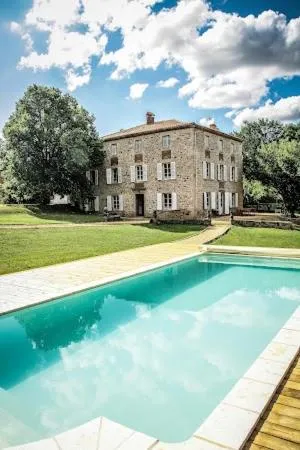 Domaine de Maisonneuve，位于Sugères的酒店