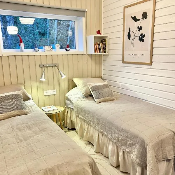 Lilla huset Bed & Breakfast - countryside guesthouse, free parking，位于厄勒布鲁的酒店