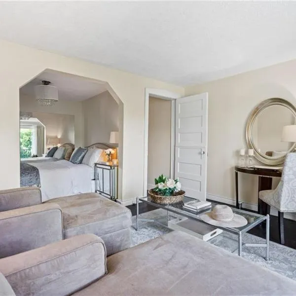 Hummingbird Haven Bed & Breakfast Luxury Suite With Terrace & Seasonal Lake Views Located in Historic Old Town Niagara-On-The-Lake，位于滨湖尼亚加拉的酒店
