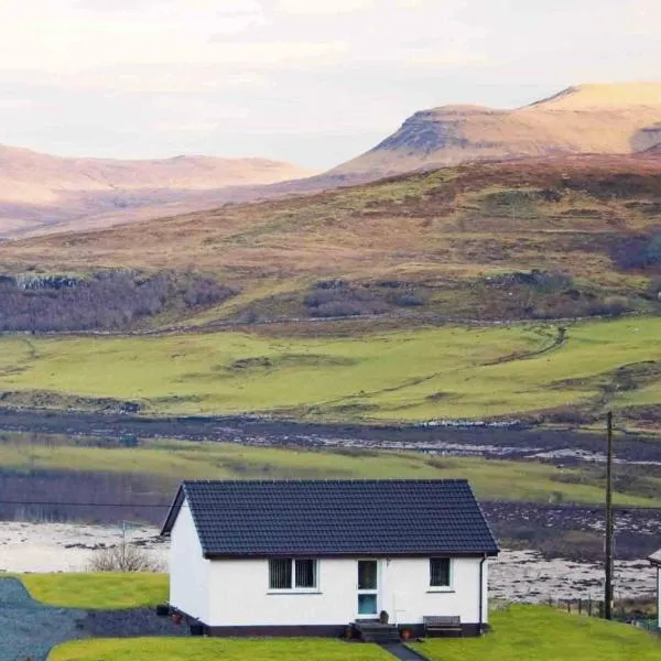 Almondbank Cottage - 2 Bedrooms, 8 miles from Portree，位于Skeabost的酒店