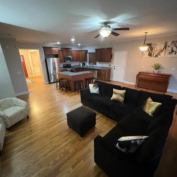 Spacious Gorgeous 3bd home with large deck Close to EVERYTHING，位于亚特兰大的酒店