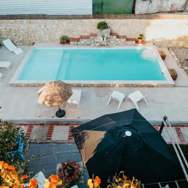 Casa da Cerca-Suíte Aconchegante com Piscina，位于Runa的酒店