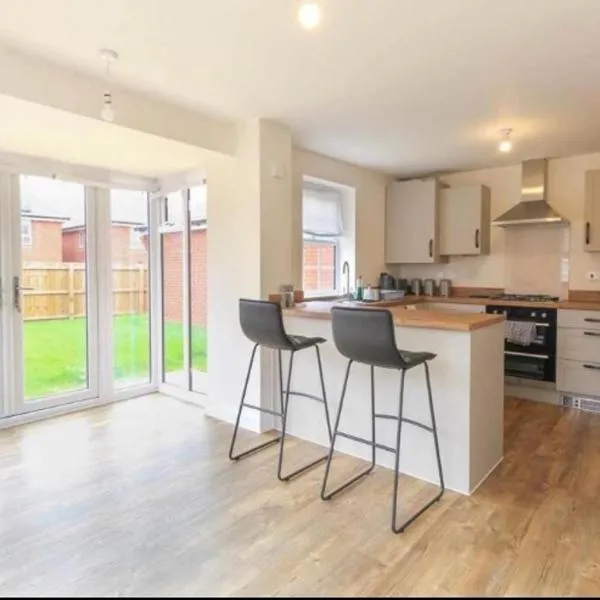Kettering - House - Stay 8 - Parking - Garden，位于凯特林的酒店
