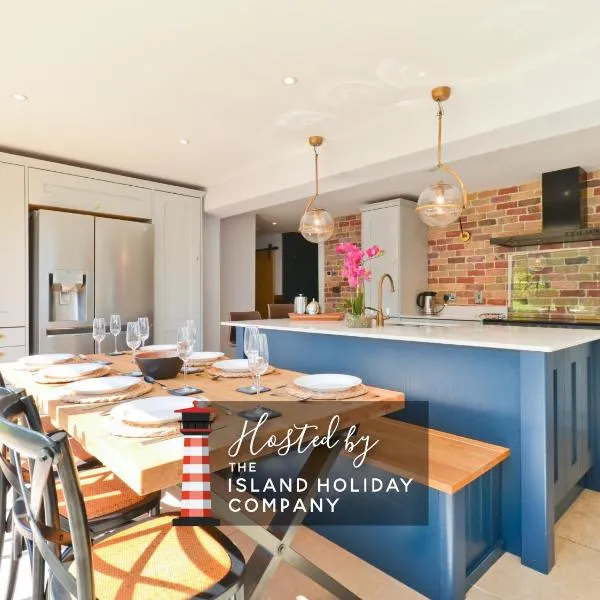 Adgestone Villa - A Luxurious Countryside Escape with Heated Pool, Near Sandown Beach, Dog Friendly in Rural Sandown - Perfect Getaway for Family & Friends，位于桑当的酒店