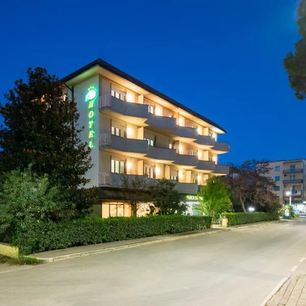 Hotel Parco dei Pini - 100mt dal Mare，位于福洛尼卡的酒店