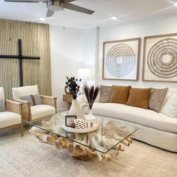 Seaside Serenity, Brand New 2 Bed 2 Bath Pool Beach Area, Tennis Pickleball 2024 Remodel，位于塔维涅的酒店