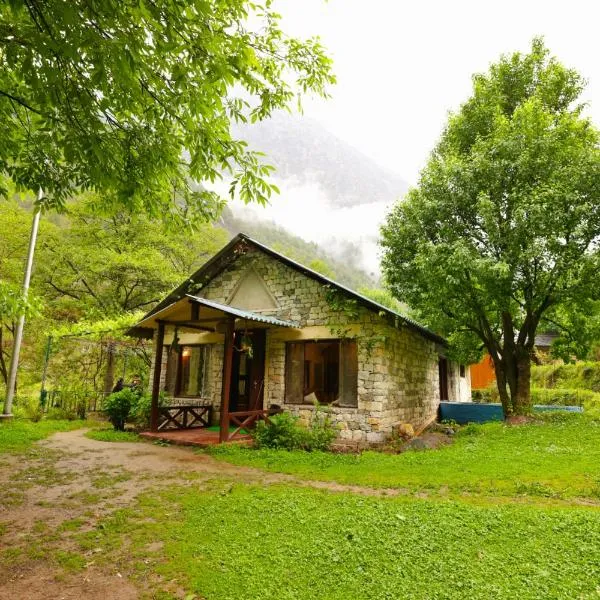 Thehraav By The River - Mudhouse Odyssey, Tirthan Valley，位于本贾尔的酒店