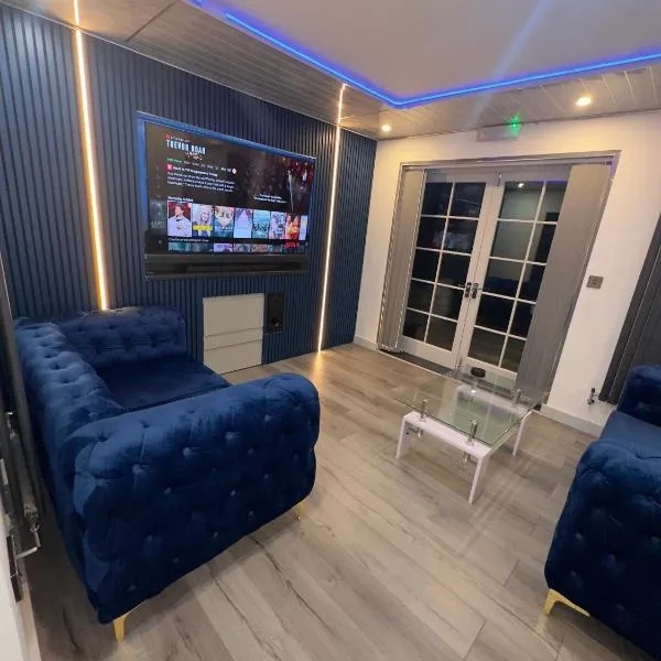 Luxxe House with Hot tub and Pool table，位于阿克斯桥的酒店