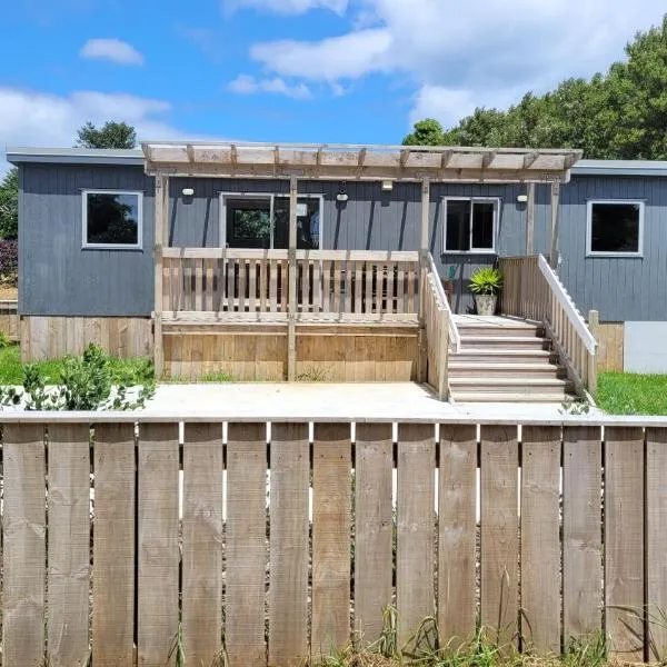 Raumati Beach Cosy Retreat，位于Raumati Beach的酒店