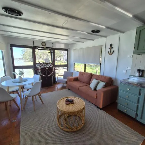 Paddle Wheeler Lilian - Permanently Moored，位于曼纳姆的酒店