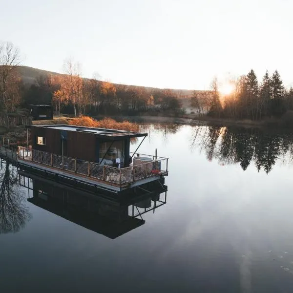Bleu Minuit La Rive Etoilée，位于Thézillieu的酒店
