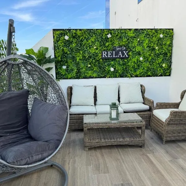 Luxurious 3BR 2BA, 5-min to Beach, Large Terrace, High Floor，位于丹吉尔的酒店