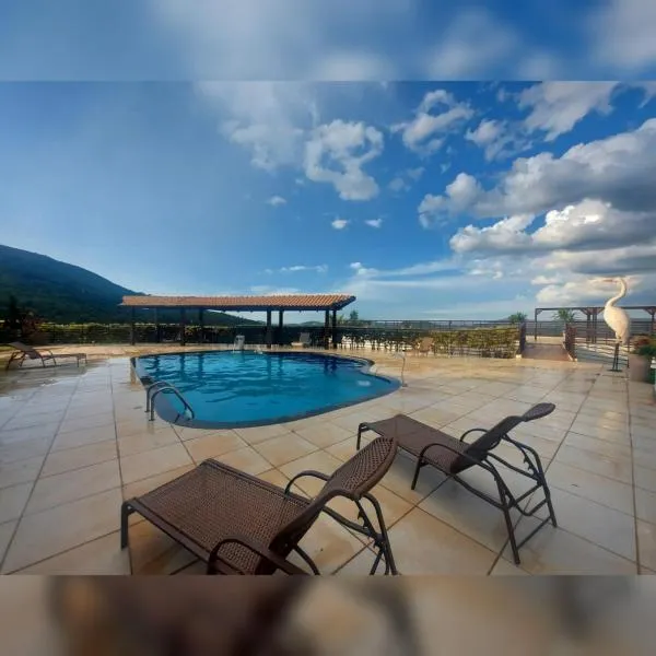 Casa duplex em condomínio de alto padrão , localizado em escarpas do lago Capitólio MG，位于卡皮托利乌的酒店