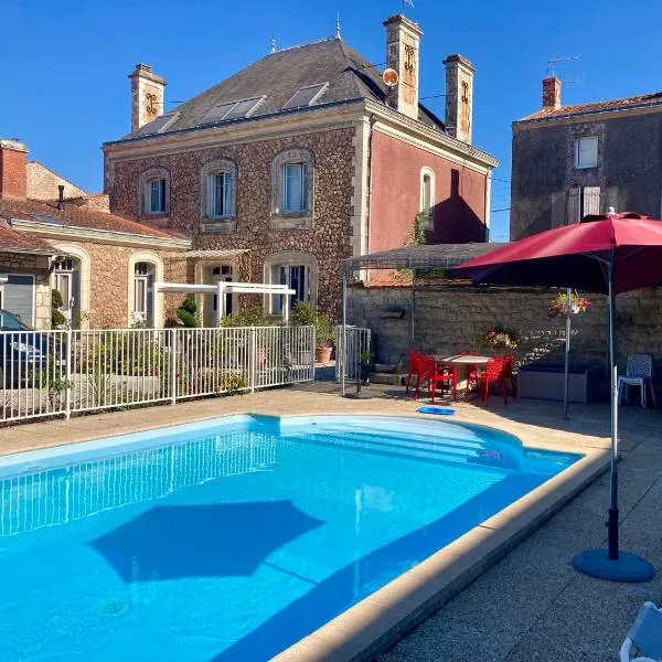 La Villa des Roses Gîte Chambres d'hôtes Piscine chauffée，位于吕松的酒店