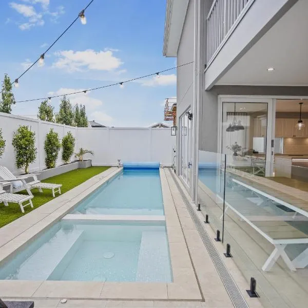 Hamptons in Torquay - 5 bath, Pool, Spa & Theatre!，位于托基的酒店