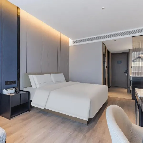 武汉黄鹤楼首义广场亚朵酒店，位于武汉的酒店