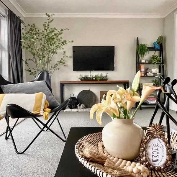 M&K Home with central air condition, 4 bedrooms, by Chartwell Shopping Centre，位于汉密尔顿的酒店