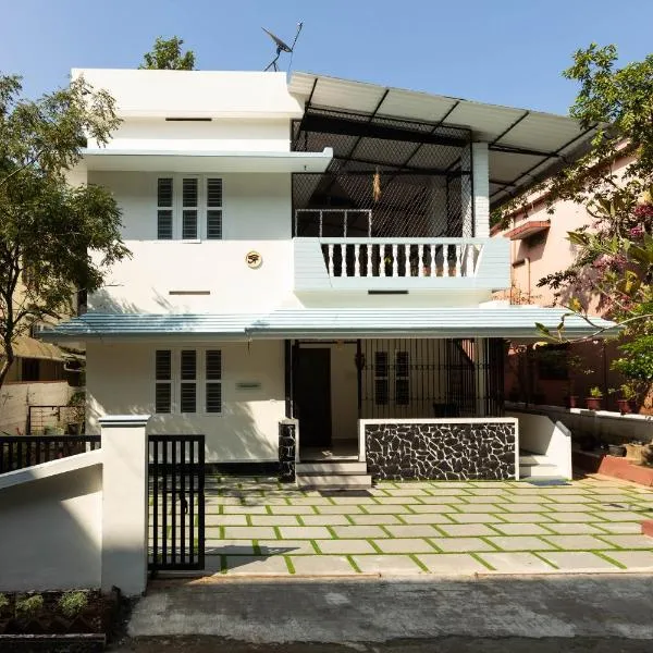 Chitralayam Home stay，位于古鲁瓦尤尔的酒店