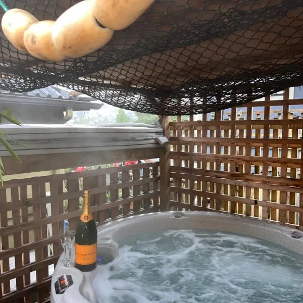 CHRISTMAS ROMANTIC HOT TUB at Seas The Day PRIVATE HOUSE LOCATION HOT TUB PETS BEACHES MARKET，位于吉布森斯的酒店