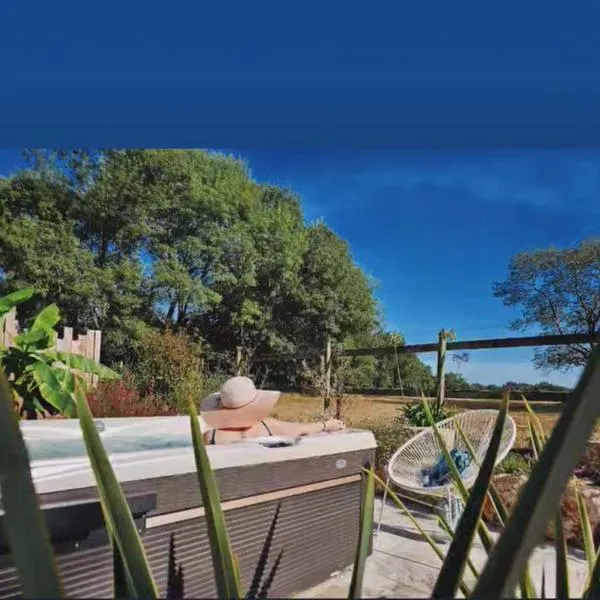Gîtes de charme "l'écrin de Vendée" jacuzzi privatif, piscine chauffée, prestations bien être, vélos à 10 mn de l'océan sur 3,5 h de verdure，位于Sallertaine的酒店