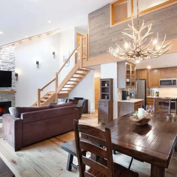 Large Village loft with Private Hot Tub and Private Sauna，位于惠斯勒的酒店