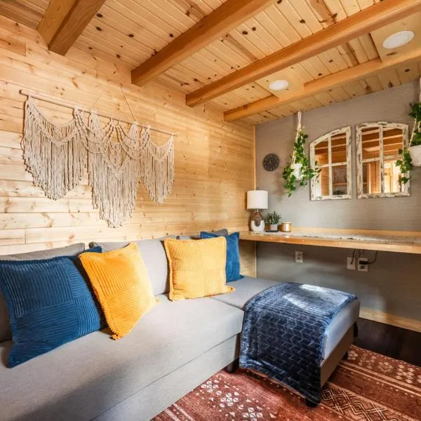 Luxury Glamping Tiny Haven, Firepit & Grill，位于伍德兰帕克的酒店