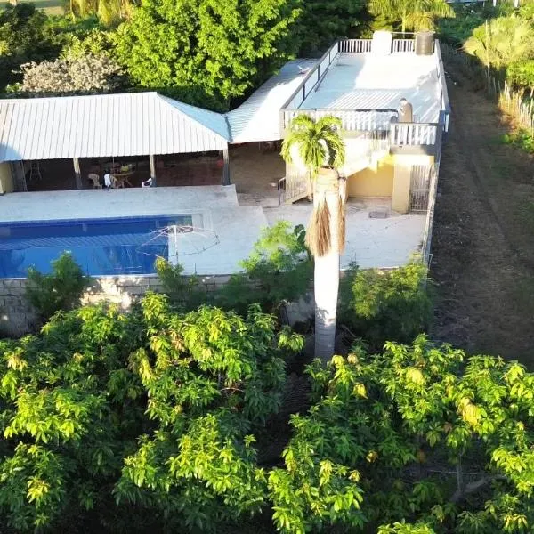 Finca im Grünen, sehr ruhige Lage, Terrasse mit Pool，位于巴尼的酒店