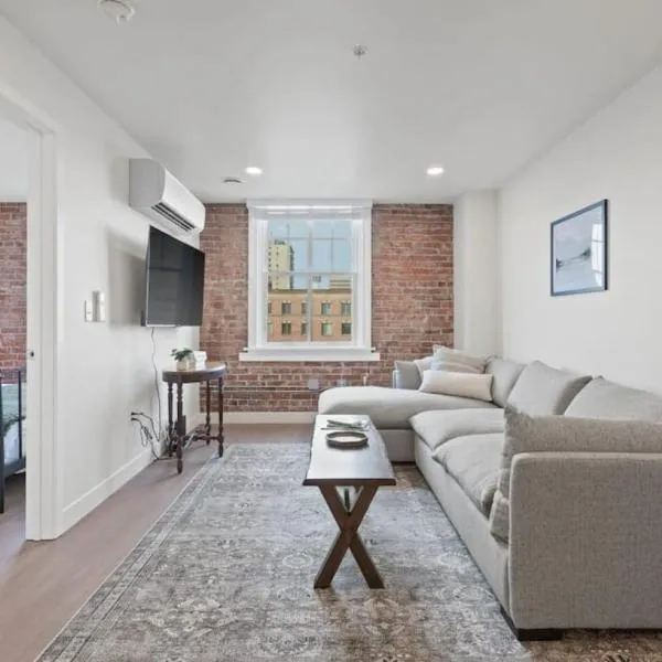 Walk to Riverfront Park! Downtown Gem w Pool Table 404，位于斯波坎的酒店