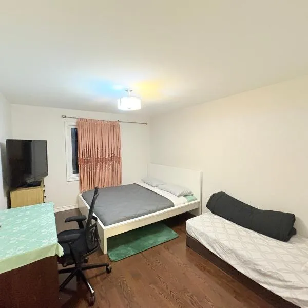specious private room with a washroom，位于多伦多的酒店