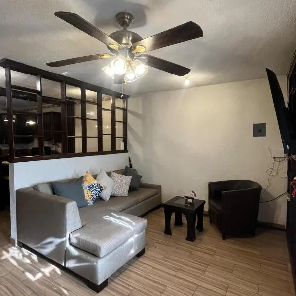 Bonita Casa Capri 5 m del consulado，位于华雷斯城的酒店