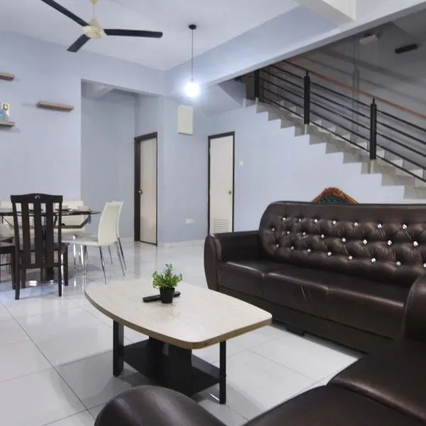 A Stylish 4BR Home with Private Pool，位于新山的酒店