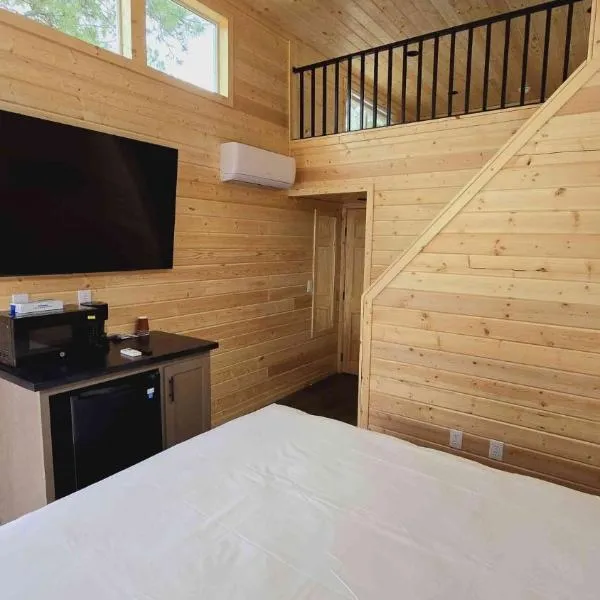 060A Brand New Sunset Retreat Chalet near Grand Canyon South Rim With Loft，位于瓦莱的酒店
