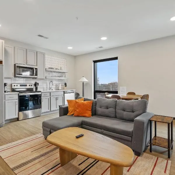 CozySuites Mass w parking lounge & roof deck #26，位于印第安纳波利斯的酒店