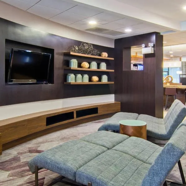 Courtyard by Marriott Clarksville，位于克拉克斯维尔的酒店