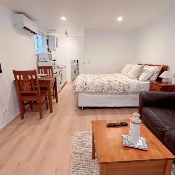 Hargraves Beach Guesthouse 50m to beach，位于Budgewoi的酒店