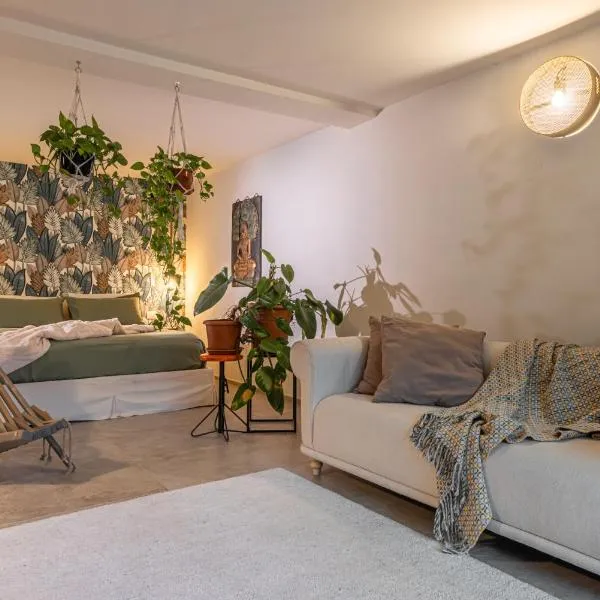 Charming apt in Villa with jacuzzi in Milan，位于塞格拉泰的酒店