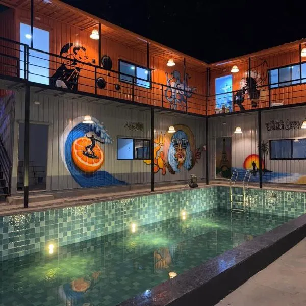 Half Orange-with Swimming Pool, Near Vagator Beach-Best Place for Couples, Backpackers, Long stays, Coworking, Day-use with Game zone and Bar---Brand New Property with Promotional Offer，位于瓦加托的酒店