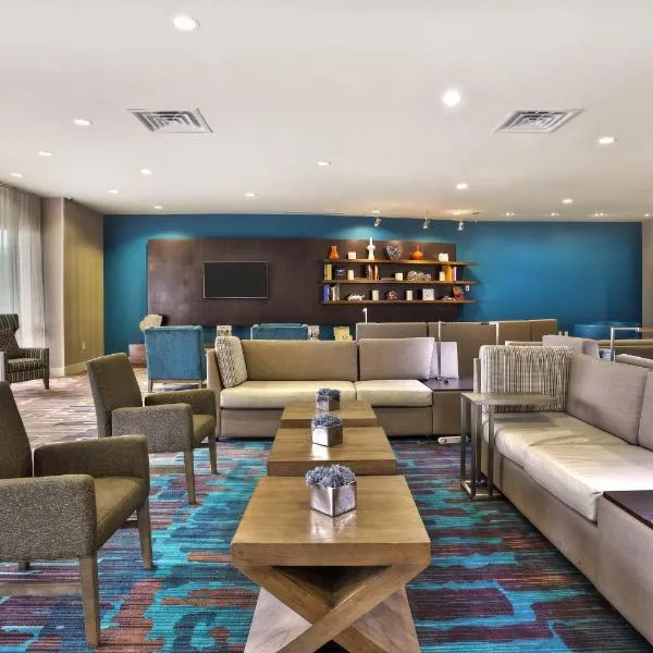 格尔夫波特海滨万豪万怡酒店，位于格尔夫波特的酒店