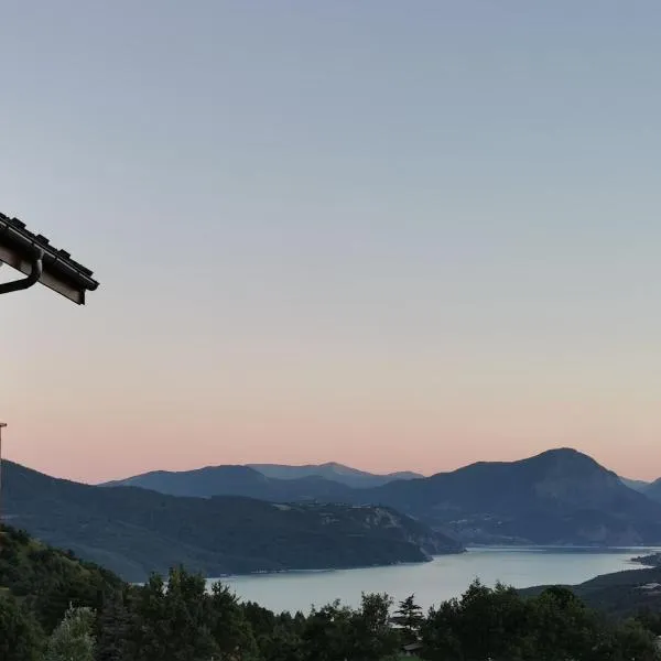 T2 vue lac serre ponçon piscine & tennis，位于Prunières的酒店