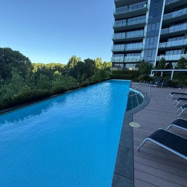 Manhattan Luxe Views L14 Pool Spa Gym 1BR 1 Bath 1 Secure Parking Central City，位于堪培拉的酒店