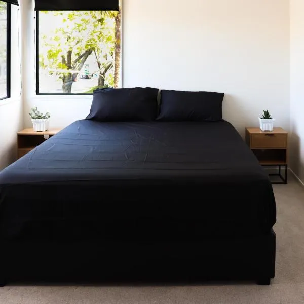 Luxe Modern Large Bedroom with Shared Kitchen and Amenities，位于奥克兰的酒店