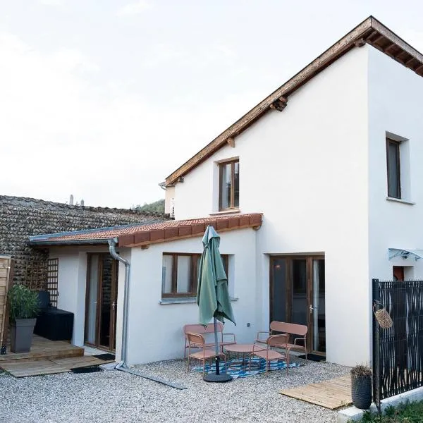 La Maison de Charlioté, entier, 3chb, 4 à 6 pers，位于米里贝尔的酒店