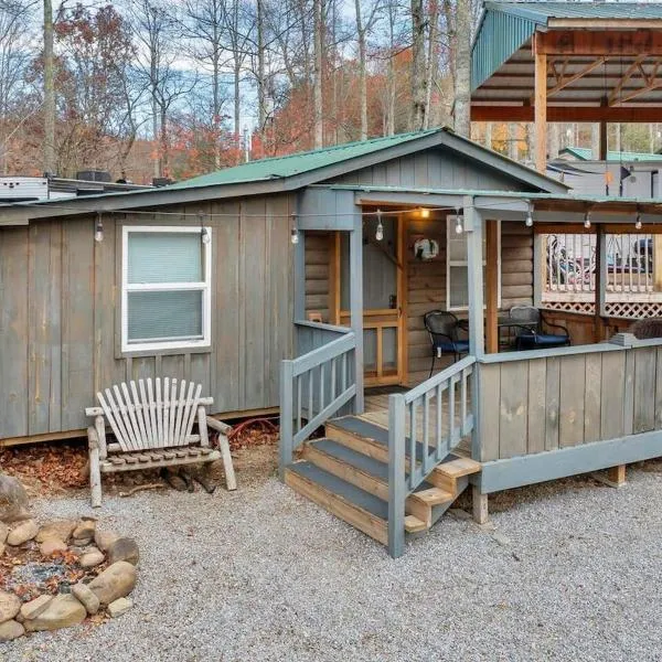 1BR Cabin in the Smokies Close to Gatlinburg，位于加特林堡的酒店